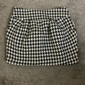 FOREVER 21-Size Small-Houndstooth Mini Skirt with pockets & zipper closure.